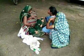 मर गया सिस्टम ! पत्नी का व्रत था इसलिए देर से पहुंचा डॉक्टर, मासूम ने मां की गोद में तोड़ दिया दम