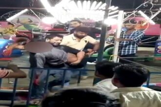 गणेश पंडाल में हुआ दिलदहला देने वाला हादसा, झूले से गिरा युवक, देखिए रोंगटे खड़े कर देना वाला Video