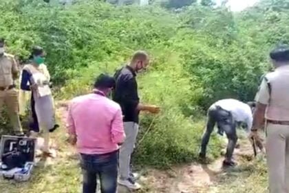 50 फीट गहरी खाई में मिली युवती की लाश, जब पुलिस ने बाहर निकाला तो शरीर पर बिलबिला रहे थे कीड़े, रेप के बाद मर्डर की आशंका