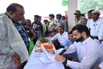 प्रशासन तुंहर द्वार : कलेक्टर के सामने समस्या लेकर जुटे 10 गांव के ग्रामीण, लापरवाह सचिव को थमाया नोटिस