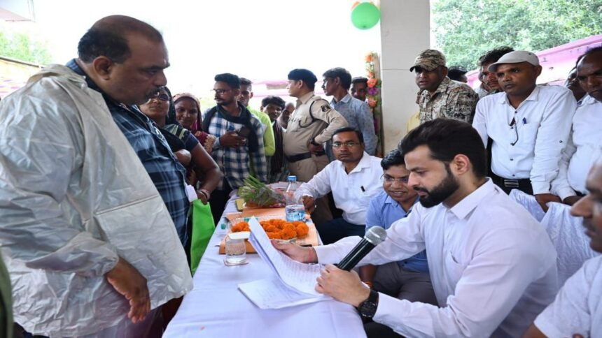 प्रशासन तुंहर द्वार : कलेक्टर के सामने समस्या लेकर जुटे 10 गांव के ग्रामीण, लापरवाह सचिव को थमाया नोटिस