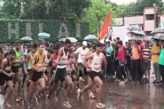 Video: श्रीराम जन्मोत्सव समिति के क्रॉस कंट्री रेस में दिखा युवाओं का जोश, बारिश में भी जमकर दौड़े युवा