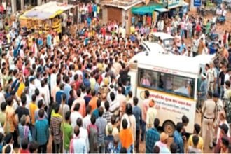 पिकअप की ठोकर से सरपंच दंपती की मौत, तीन बच्चों के सिर से उठा माता-पिता का साया, ग्रामीणों ने किया प्रदर्शन