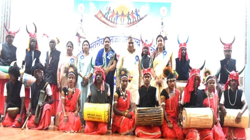 संभाग स्तरीय जनजातीय नृत्य प्रतियोगिता में दिखी छत्तीसगढ़ी संस्कृति की झलक, पारंपरिक वेश-भूषा में लोक कलाकारों ने मोहा मन