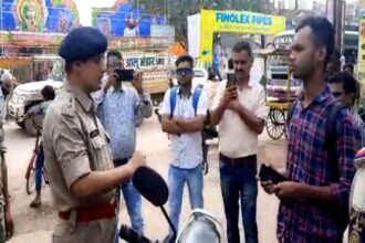 Video: ट्रैफिक व्यवस्था देखने सड़क पर उतरे SP का नाबालिगों पर फूटा गुस्सा, पूछा बिना लाइसेंस और हेलमेट के कैसे चला रहे गाड़ी…