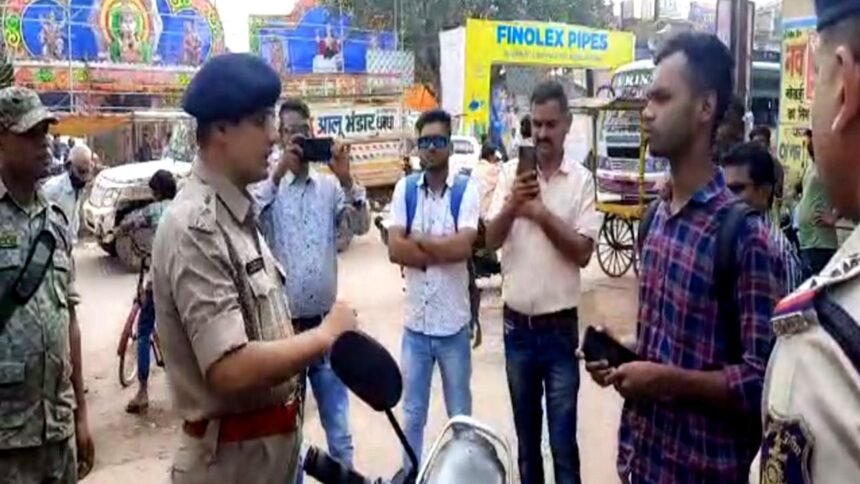 Video: ट्रैफिक व्यवस्था देखने सड़क पर उतरे SP का नाबालिगों पर फूटा गुस्सा, पूछा बिना लाइसेंस और हेलमेट के कैसे चला रहे गाड़ी…