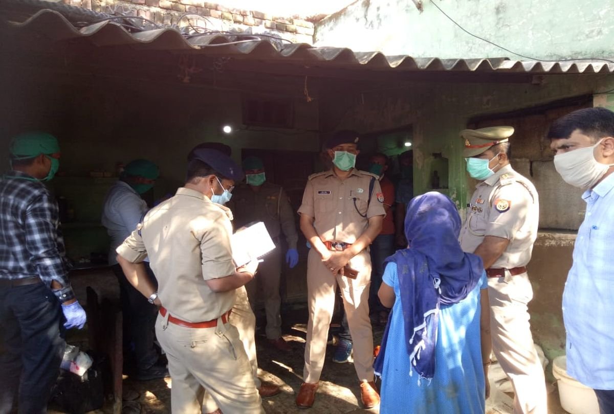 आगरा ट्रिपल मर्डर: परिजनों से जानकारी लेते पुलिस अधिकारी