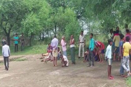 खारून नदी में एक शिक्षक और उनके परिवार के 2 लोग डूब गए। जिनकी 2 घंटे से तलाश जारी है।