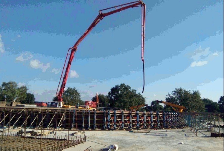 राफ्ट की ढलाई के लिए लगाई गई मशीन