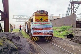 Big Breking_: 150 किमी की यात्रा कर लौह अयस्क की पहली खेप भिलाई पहुंची, डायरेक्टर इंचार्ज ने किया स्वागत