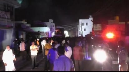 शोभायात्रा निकाल रहे लोगों पर कर्नाटक में भी पथराव हुआ।
