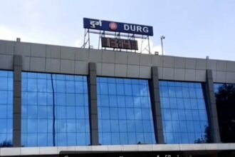 दुर्ग रेलवे स्टेशन में बड़ा हादसा, खड़ी ट्रेन की छत पर चढ़ा युवक, हाईटेंशन लाइन की चपेट में आया, जोरदार धमाके से दहले लोग