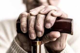 64 वर्षीय बुजुर्ग पिता की करोड़ों की संपत्ति दो बेटों के नजर में ऐसे गड़ गई है कि वो दोनों बुढ़े पिता को ही सताने लगे हैं।