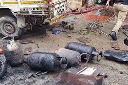 गैस सिलेंडर फटने से 4 लोग जिंदा जले, 16 की हालत बेहद गंभीर, धमाके से दहला एक किमी. तक का इलाका