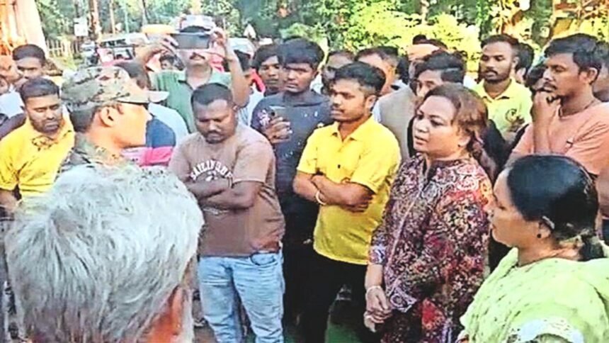 मूर्ति विसर्जन करने जा रहे ग्रामीणों पर पुलिस ने बरसाए डंडे, महिलाओं को भी पीटा, विरोध में हाइवे जाम, SDOP ने मांगी माफी