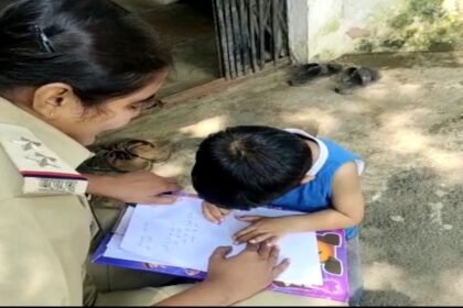 अपनी मां की शिकायत लेकर 3 साल का बच्चा पहुंचा थाने, पुलिसवालों से बोला अम्मी को जेल में डालो