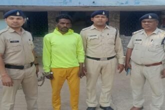 आरोपी युवक ने अपने दोस्तों के साथ मिलकर स्कूटर सवार युवक से 25 हजार रुपए लूट लिए थे। जिसकी शिकायत पीडि़त ने सुपेला थाने में की थी।