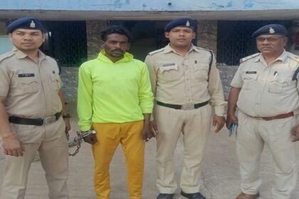 आरोपी युवक ने अपने दोस्तों के साथ मिलकर स्कूटर सवार युवक से 25 हजार रुपए लूट लिए थे। जिसकी शिकायत पीडि़त ने सुपेला थाने में की थी।