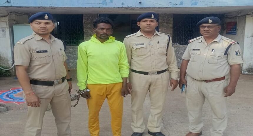 आरोपी युवक ने अपने दोस्तों के साथ मिलकर स्कूटर सवार युवक से 25 हजार रुपए लूट लिए थे। जिसकी शिकायत पीडि़त ने सुपेला थाने में की थी।