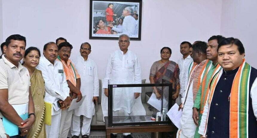 राज्य सरकार आदिवासियों को 32 प्रतिशत आरक्षण का लाभ दिलाने प्रतिबद्ध : CM बघेल
