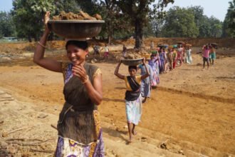 संवेदनशील गांवों में बह रही विकास की बयार… निर्माण एवं विकास कार्यों से ग्रामीणों को मिल रहा रोजगार