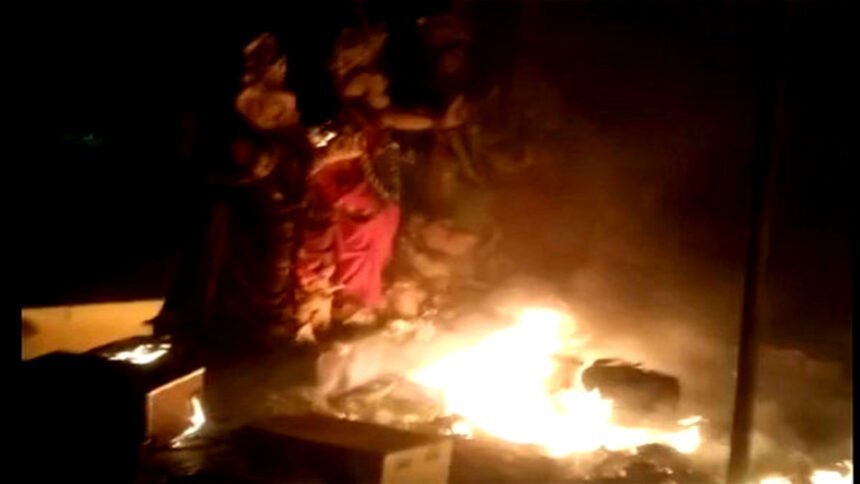 दुर्गा पंडाल में लगी भयंकर आग, तीन बच्चे और दो महिलाएं जिंदा जली, झुलसने से 41 की हालत गंभीर
