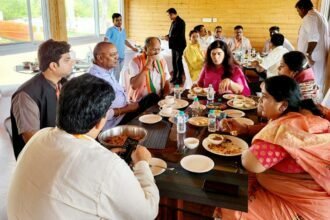 . भारतीय जनता पार्टी के शीर्ष नेताओं की एक बैठक धमतरी के गंगरेल रिजॉर्ट में चल रही है।