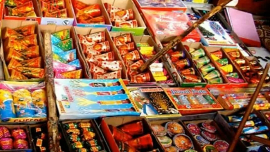 पटाखे फोड़ने और खरीदने वालों की खैर नहीं, जुर्माने के साथ हो सकती है की जेल