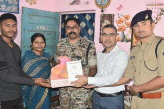 Diwali Gift:_ शहीदों के घरों तक पहुंचा मुख्यमंत्री का दीवाली गिफ्ट, सीनियर अफसरों ने सौंपे उपहार, देखे वीडियो