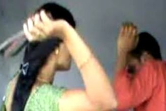 शादीशुदा प्रेमी को प्रेमिका ने बेहोश होते तक पीटा, बचाओ-बचाओ चिखती रही पत्नी और बेटी, उन्हें भी नहीं बख्शा