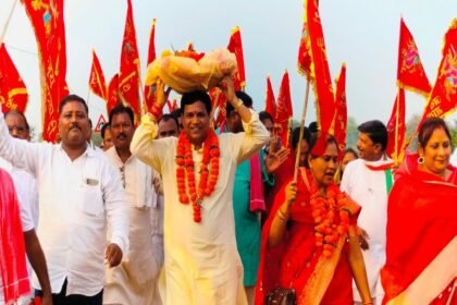 एक आस्था ऐसी भी, 70 किमी. पैदल चलकर विधायक ने मां बमलेश्वरी को चढ़ाई 41 फीट लंबी चुनरी
