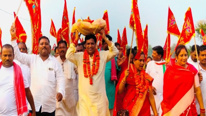 एक आस्था ऐसी भी, 70 किमी. पैदल चलकर विधायक ने मां बमलेश्वरी को चढ़ाई 41 फीट लंबी चुनरी