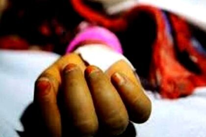 अवैध संबंध के शक में पति ने पत्नी को दी रूह कंपाने वाली सजा, मां की ऐसी हालत देख सदमे में दोनों बच्चे