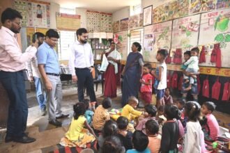 विकास कार्यों की जमीनी हकीकत देखने धमधा पहुंचे कलेक्टर, महिलाओं ने बताया साहब, हमने बाड़ी से कमाए 20 हजार रुपए