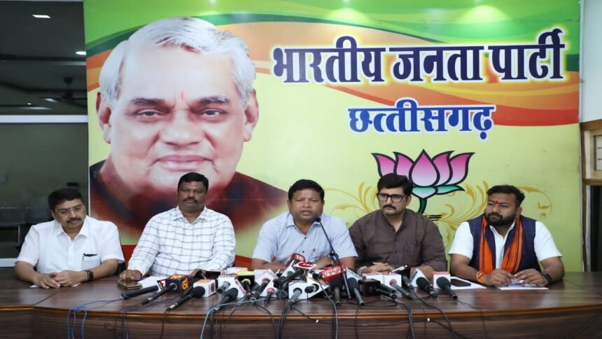 कांग्रेस नेता के नक्सली कनेक्शन से छत्तीसगढ़ में मचा बवाल, भाजपा ने पूछा ये रिश्ता क्या कहलाता है ?