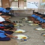 सफाई की शिकायत पर भड़के विधायक ने सुपरवाइजर, ठेकेदार को लगाई जमकर फटकार, बच्चों संग स्कूल में बैठकर किया भोजन