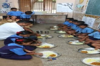 सफाई की शिकायत पर भड़के विधायक ने सुपरवाइजर, ठेकेदार को लगाई जमकर फटकार, बच्चों संग स्कूल में बैठकर किया भोजन