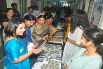 वोकल फॉर लोकल, खूब पसंद आए छात्राओं के हेडमेट प्रोडक्ट, स्वामी स्वरुपानंद कॉलेज में लगी हस्तशिल्प प्रदर्शनी