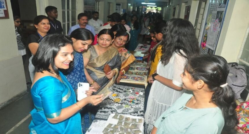 वोकल फॉर लोकल, खूब पसंद आए छात्राओं के हेडमेट प्रोडक्ट, स्वामी स्वरुपानंद कॉलेज में लगी हस्तशिल्प प्रदर्शनी