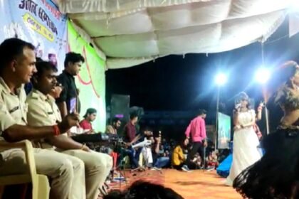 दशहरा मंच पर अदाएं देखते बैठे रहे पुलिस अधिकारी इधर अश्लील डांस करती लड़कियों पर नेता बरसाते रहे नोट