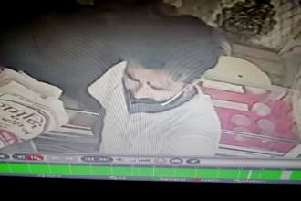 Update: अमलेश्वर में सराफा व्यापारी की हत्या करने वाले दोनों युवक सीसी टीवी कैमरे में कैद, हमले के बाद ज्वेलरी शॉप से बैग भी ले गए साथ