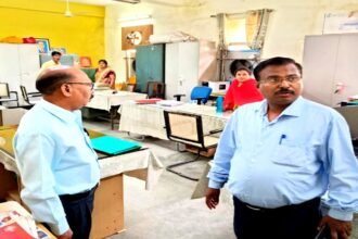 एक्शन में दुर्ग संभागायुक्त, लगातार दूसरे दिन कार्यालयों के औचक निरीक्षण से मचा हड़कंप, अनुपस्थितों का काटा आधे दिन की सैलरी
