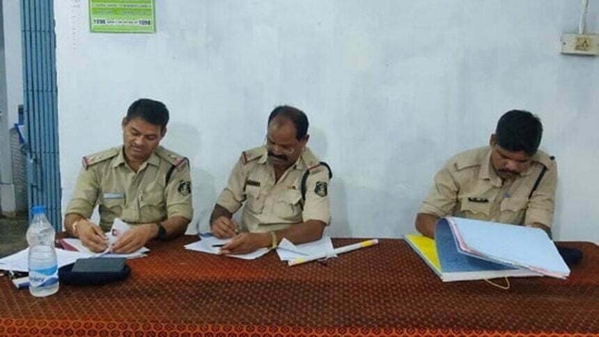 पड़ोसन से दुष्कर्म कर बनाया वीडियो, और फिर करने लगा ब्लैकमेल, जब पति को चला पता तो……..जाने क्या है पूरा मामला