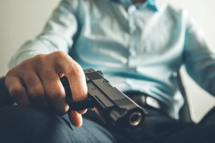 करोड़ों की जमीन बेचकर भी लूट गया ये शख्स, फिल्मी स्टाइल में कनपटी पर बंदूक टिकाकर खाते से कर दिया लाखों पार