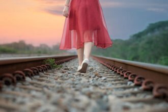 ब्वॉयफ्रेंड ने फोन पर कहा मर जाओ, प्यार में पागल युवती सच में कूद गई ट्रेन के सामने, लाश देखकर फफक पड़े माता-पिता