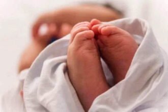 दिलदहला देने वाली घटना, बिस्तर से गायब हुई 6 महीने की बच्ची की हत्या, तालाब में खून से लथपथ मिली लाश, हिरासत में माता-पिता