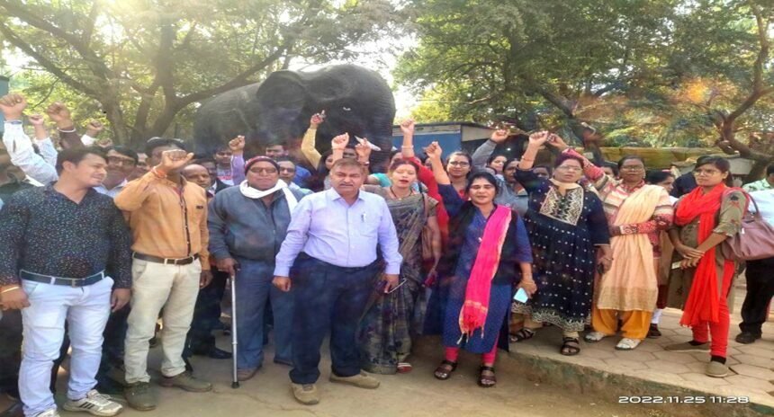 Big Breaking: रिसाली निगम के पार्षद के खिलाफ कर्मचारियों ने दर्ज कराई FIR, दफ्तर में घुसकर कर्मियों से दुर्व्यवहार, अब बर्खास्तगी की मांग