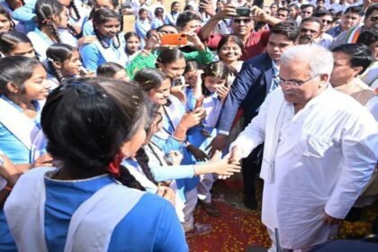 भेंट मुलाकात के लिए पहुंचे CM को ग्रामीणों ने लड्डुओं से तौला, लाखों के विकास कार्यों की घोषणा सुनकर खिले लोगों के चेहरे