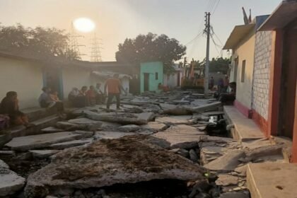 रिसाली निगम क्षेत्र में घटिया सड़क निर्माण, भड़के गृहमंत्री के निर्देश पर कमिश्नर ने सीसी रोड पर चलवाया बुलडोजर, ठेकेदार को लगाई फटकार