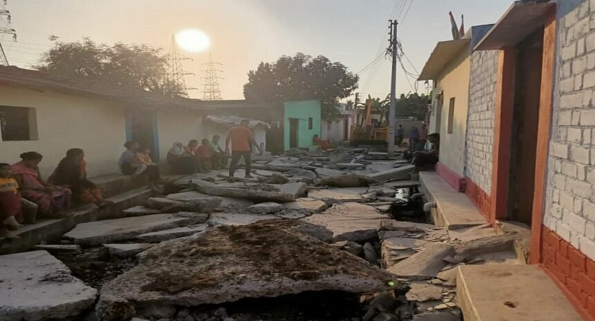 रिसाली निगम क्षेत्र में घटिया सड़क निर्माण, भड़के गृहमंत्री के निर्देश पर कमिश्नर ने सीसी रोड पर चलवाया बुलडोजर, ठेकेदार को लगाई फटकार